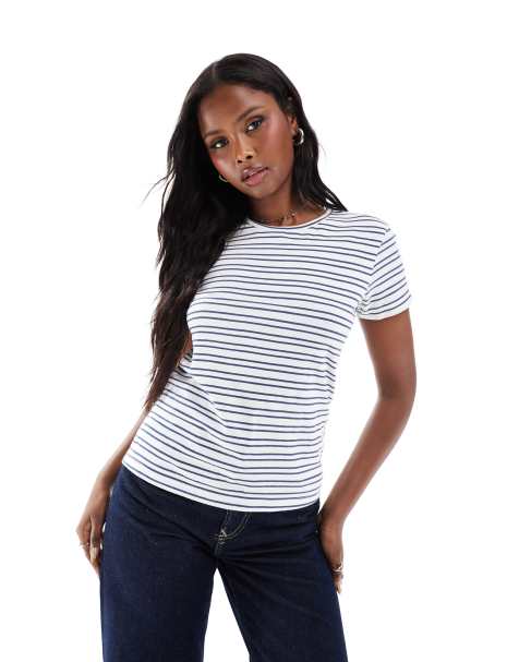 Daisy Street – Knapp geschnittenes T-Shirt in Blau und Weiß gestreift - view 1