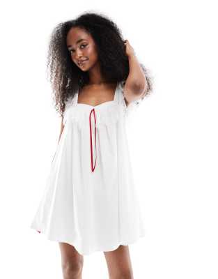 Daisy Street - Kurzes Babydoll-Kleid in Weiß mit Spitzen-Trägern und roter Schleife