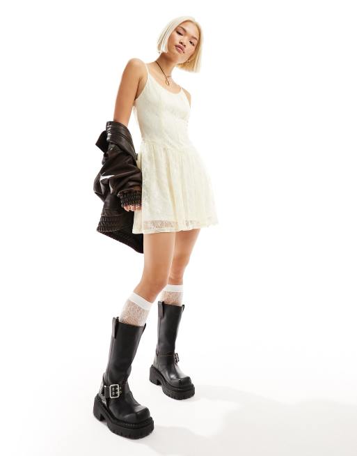 Daisy Street – Kurzes Camisole-Trägerkleid in Creme mit Spitze und tief angesetzter Taille