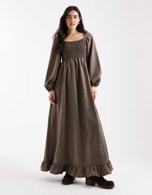 Daisy Street - Langärmliges, gesmoktes Maxikleid in kariertem Blau-Braun-Brown