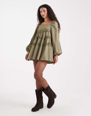 Daisy Street - Langärmliges Minikleid in Grün gestreift mit voluminösem Stufendesign