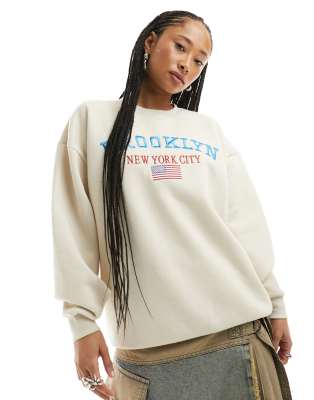 Daisy Street - Locker geschnittenes Sweatshirt mit „Brooklyn"-Stickerei und Fleece-Innenseite-Weiß