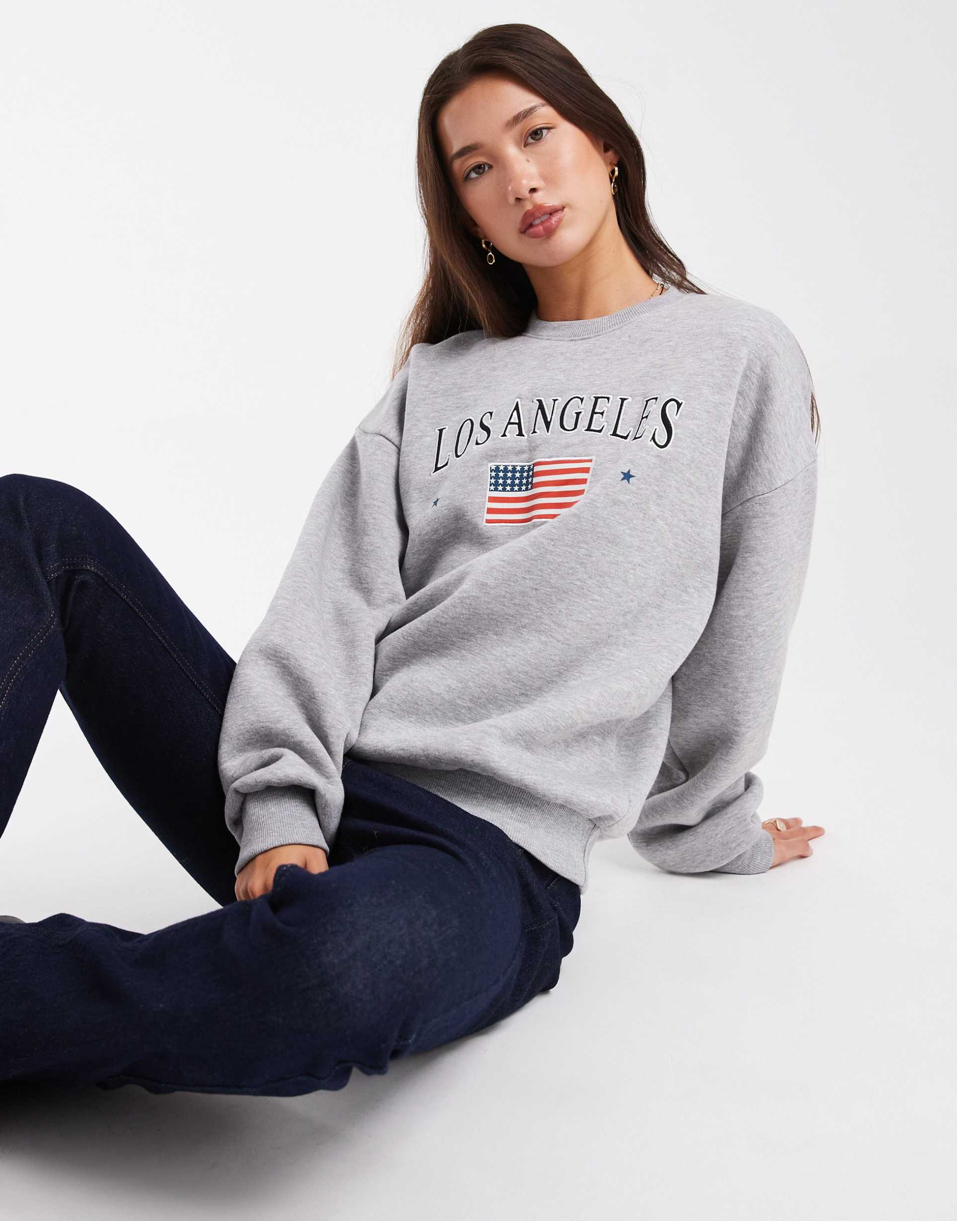 daisy street long sleeve la graphic sweatshirt in heather gray