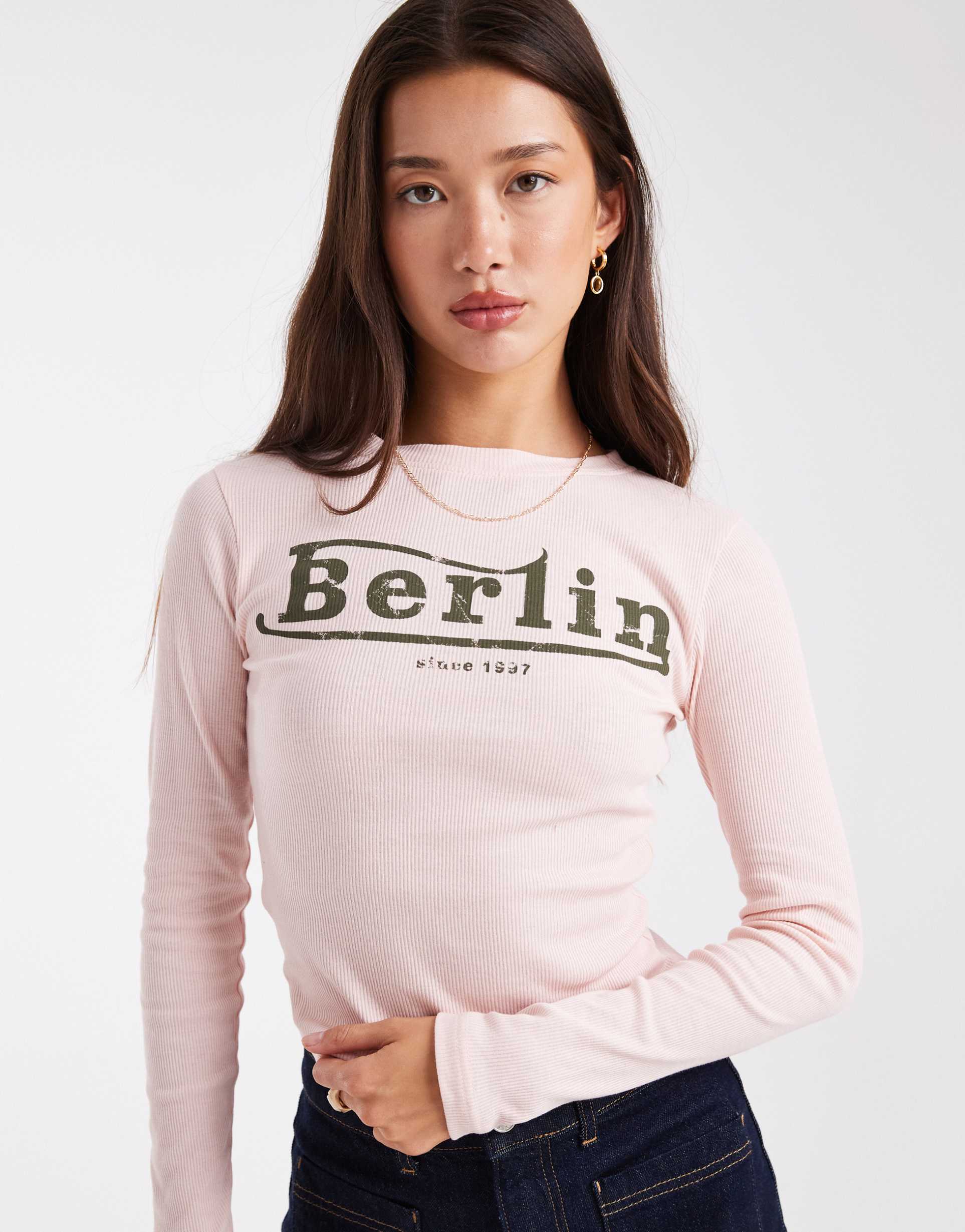 daisy street long sleeve ribbed top with berlin graphic in pink