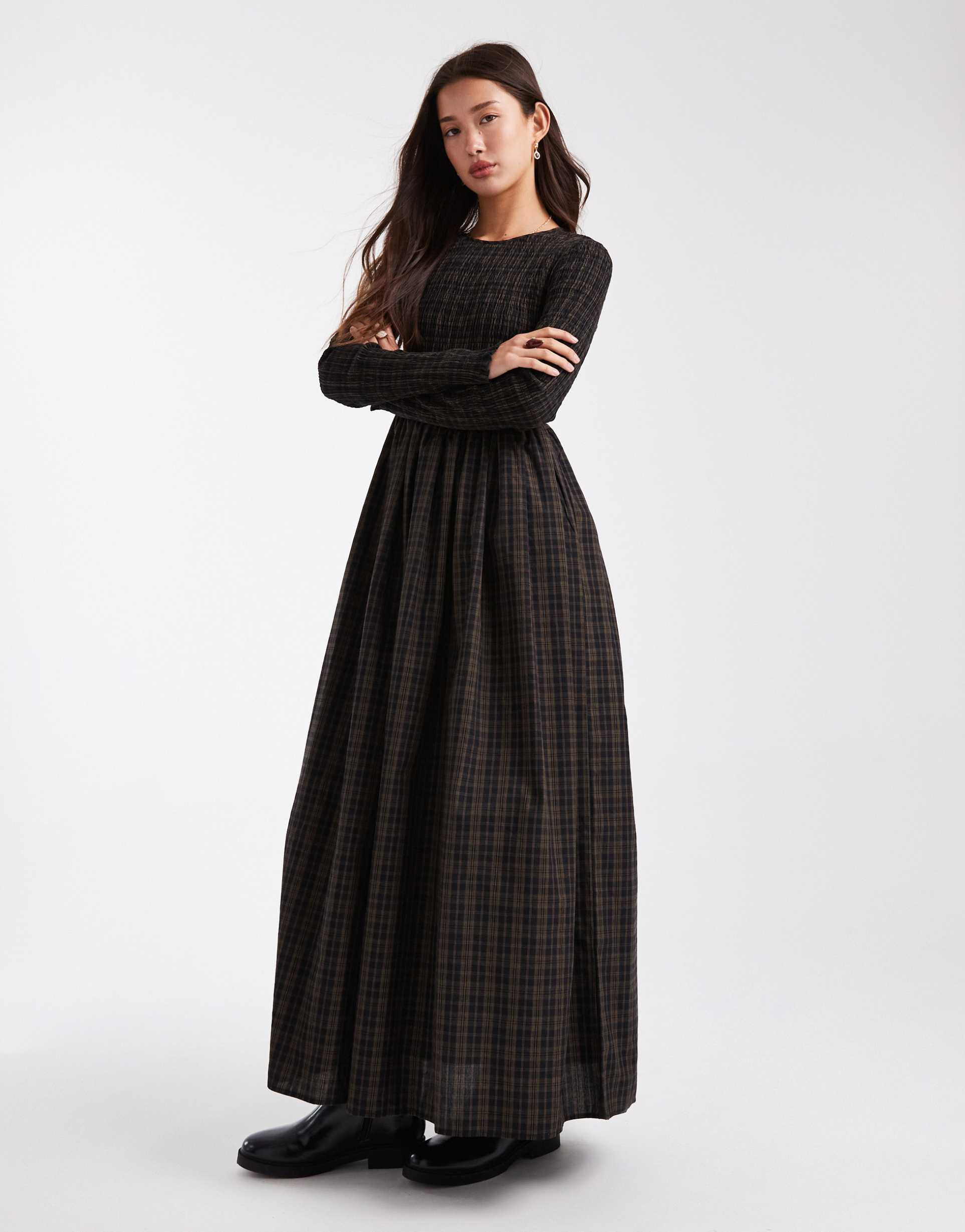 daisy street long sleeve shirred maxi dress in brown plaid