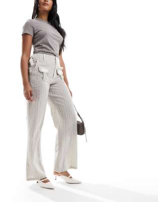 Daisy Street Daisy Street low rise Y2K trousers in khaki stripe with pocket buckle detail-Green
