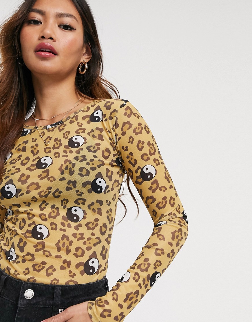 Daisy Street - Mesh T-shirt met lange mouwen en yin yang- en luipaardprint-Bruin