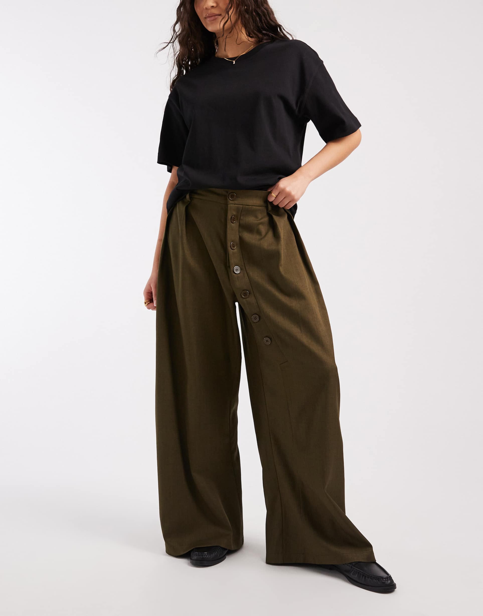 daisy street mid rise button placket detailing wide leg pleated pants in khaki green