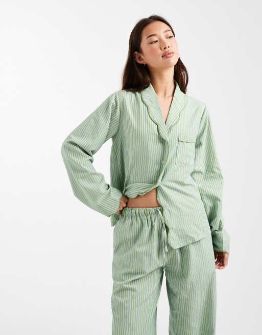 Daisy Street - Pigiama con camicia e pantaloni blu navy a righe con mascherina da notte abbinata, 2 di 4