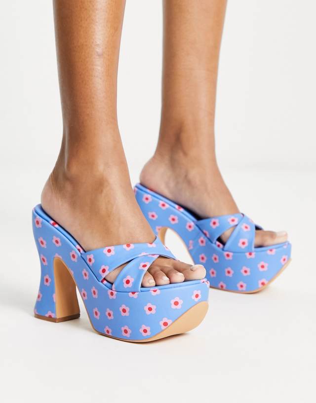 Daisy Street - platform heeled sandals in blue floral print