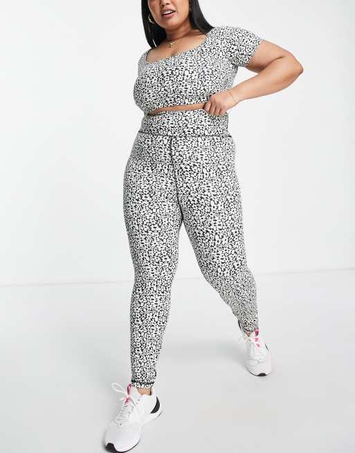 Daisy Street Plus Active daisy print high waisted leggings in black and cream , 4 of 4