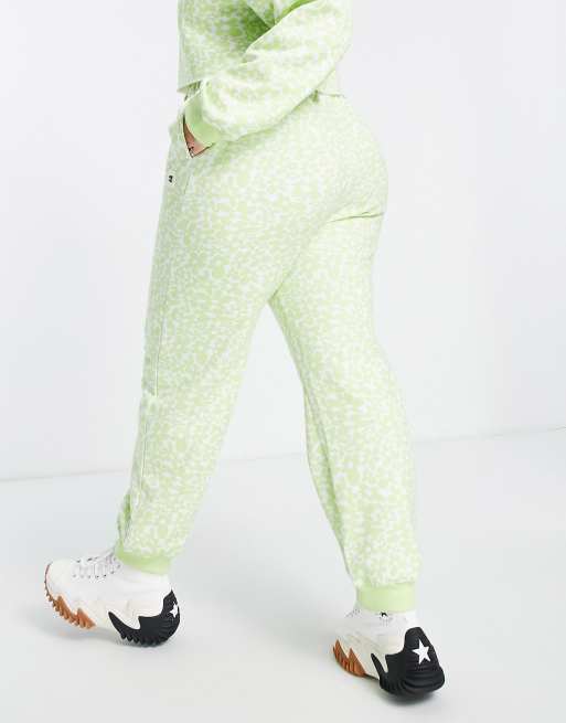 Daisy Street Plus Active daisy print relaxed joggers in green