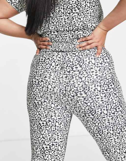 Daisy Street Plus – Active – Leggings in Schwarz und Cremeweiß mit hohem Bund und Gänseblümchenmuster , 3 von 4