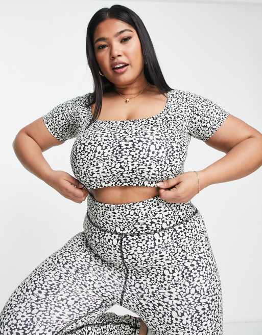 Daisy Street Plus – Active – Oberteil in Schwarz und Creme mit kurzem Schnitt und Gänseblümchenmuster , 3 von 4