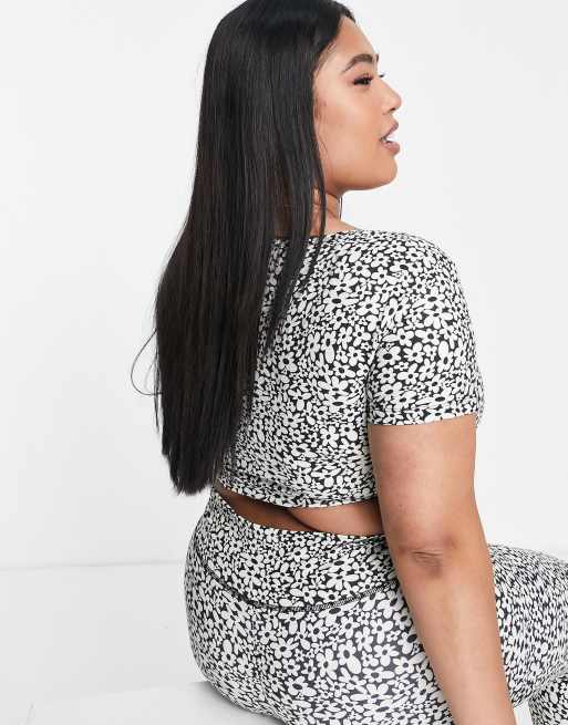 Daisy Street Plus – Active – Svart och krämvit crop top med blommor , 2 av 4