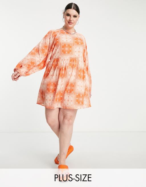 Daisy Street Plus – Ciemnopomarańczowa luźna sukienka mini we wzór w stylu bandany z długimi rękawami