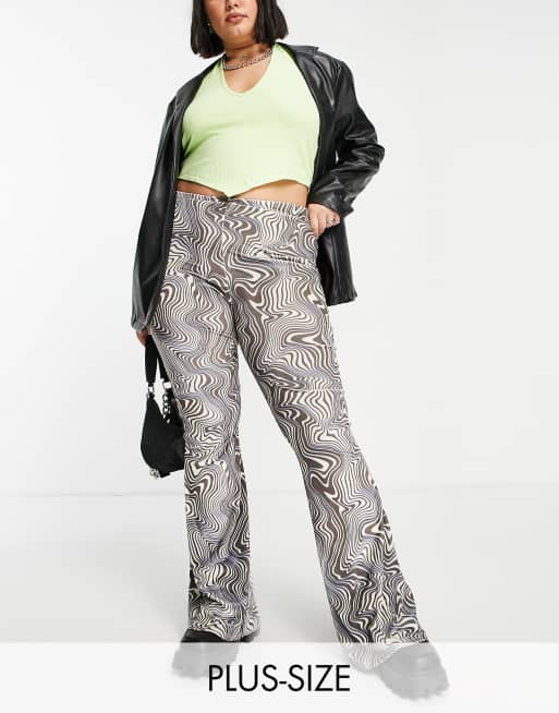 Daisy Street Plus - Flare-broek met hoge taille en trippy golvende print in bruin