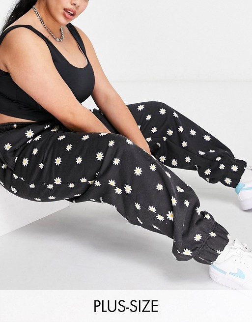Daisy Street Plus relaxed joggers in daisy print co-ord