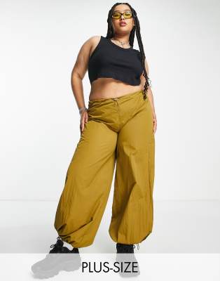 relaxed wide leg parachute pants with drawstring waist in khaki-Green