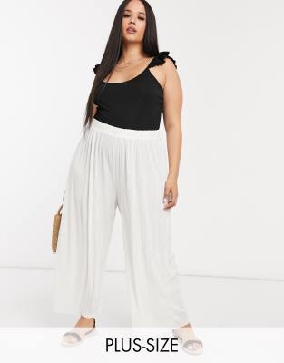 relaxed leg trousers