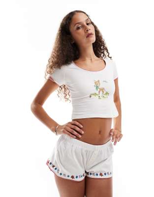 Daisy Street - Pyjama mit knapp geschnittenem T-Shirt und Shorts mit Rehkitz-Grafik-Weiß