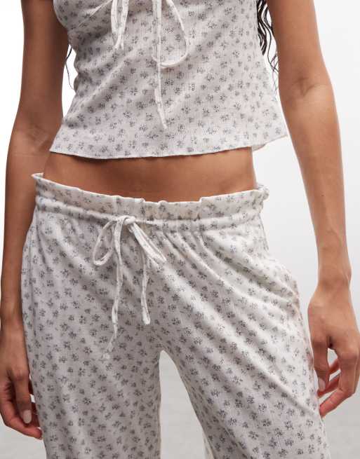 Daisy Street - Pyjamasoverdel og -bukser med bindebånd foran og småblomstret print, 2 af 4