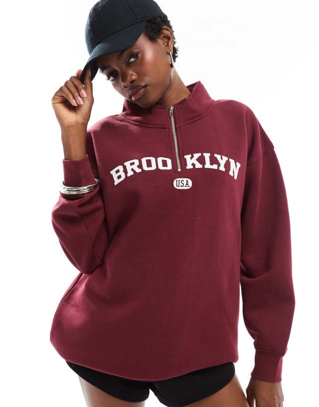 Daisy Street - quarter zip sweatshirt in burgundy with large collegiate graphic