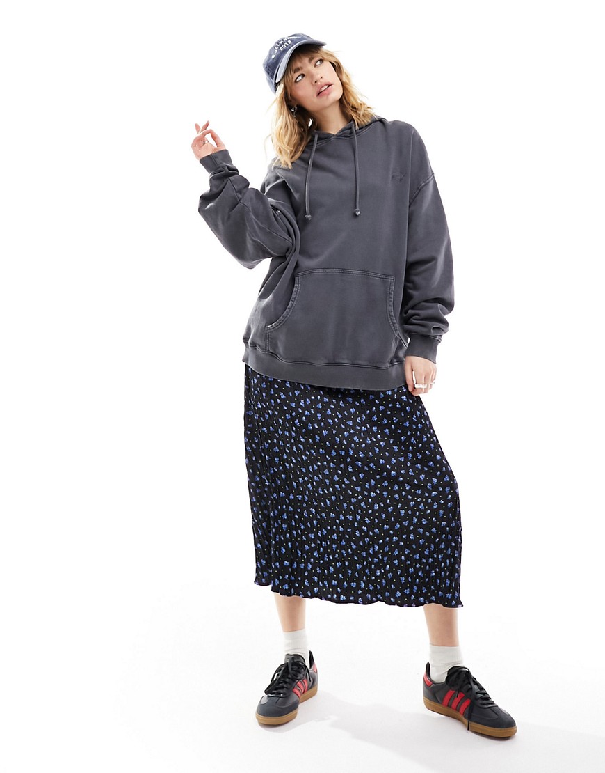 relaxed low rise midi skirt in blue black ditsy