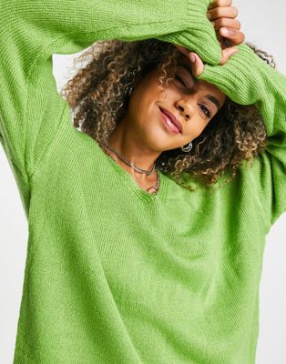 Daisy Street relaxed v neck knitted jumper in green