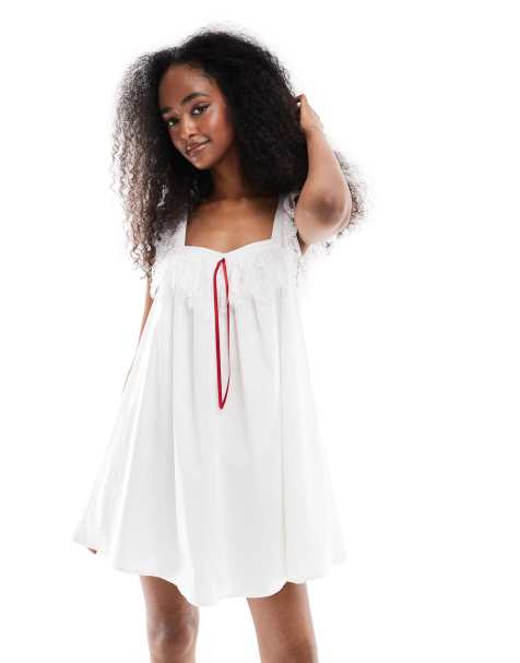 Daisy Street - Robe babydoll courte avec bretelles en dentelle et liens rouges - Blanc - view 1