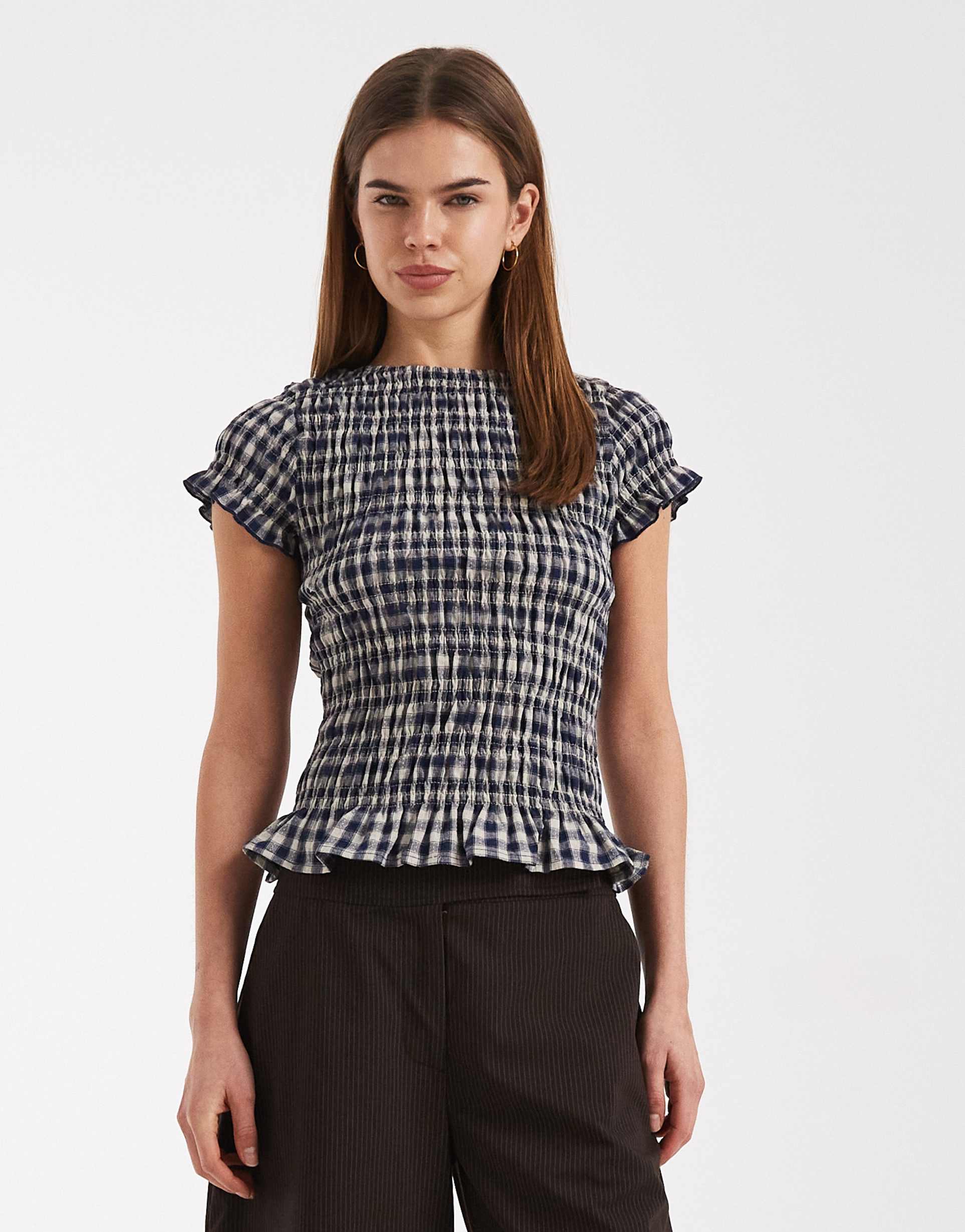 daisy street shirred short sleeve top in navy gingham