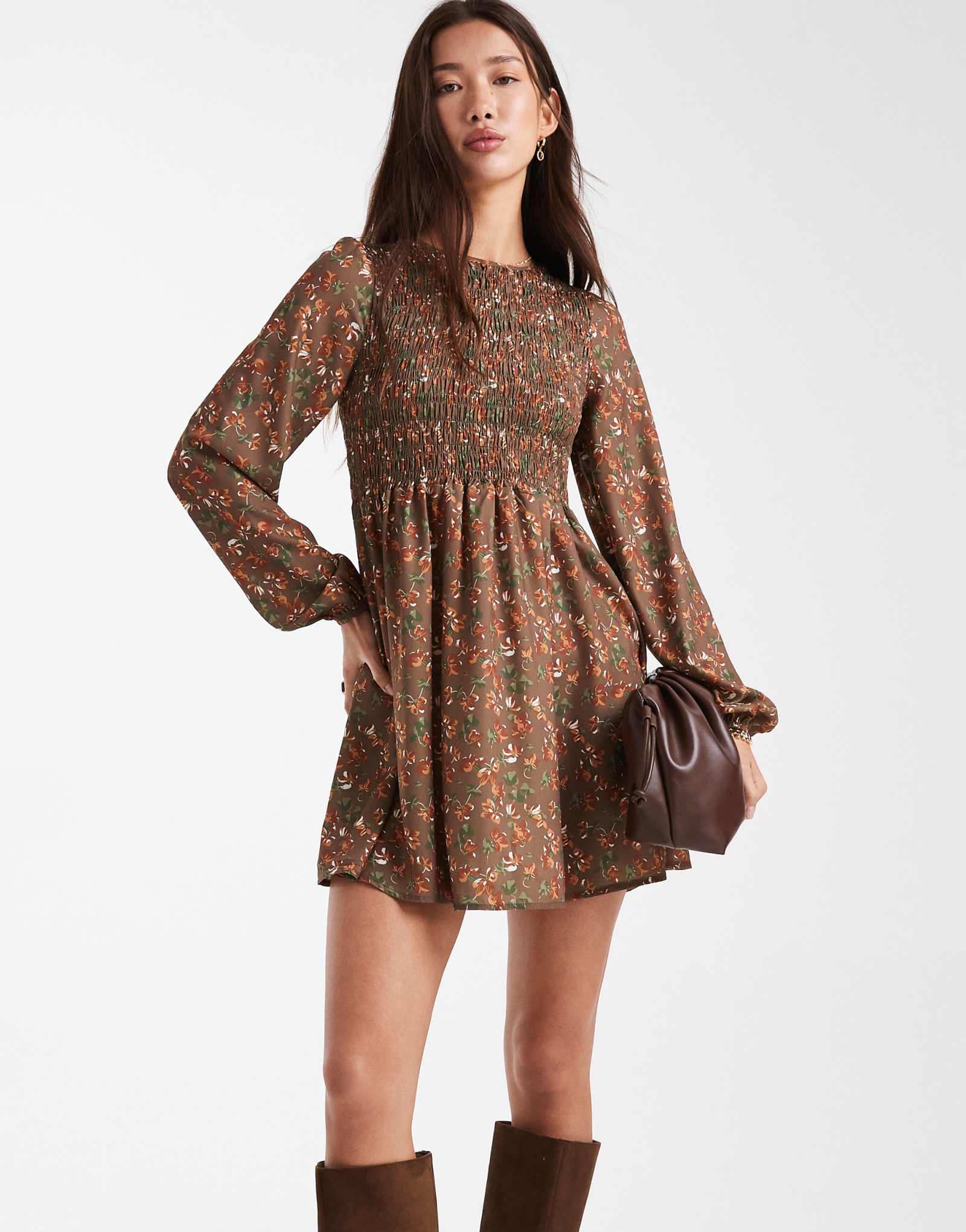 Мини-платье-халат в складку Daisy Street коричневого цвета в нежный цветочек 70-х годов