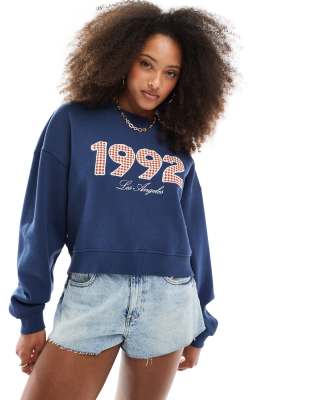 Daisy Street - Sweatshirt in Marineblau mit Print und bestickter 1992-Grafik