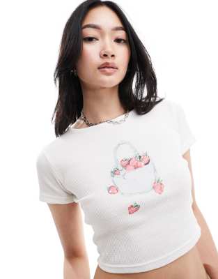 Daisy Street - T-Shirt in Cremeweiß mit knappem, figurbetontem Schnitt und Erdbeer-Print