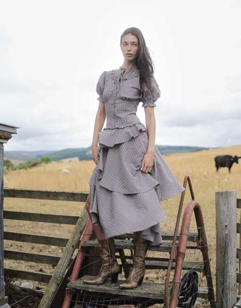 Daisy Street - vestido maxi con cuello alto y volante, con falda de volante asimétrica en cuadro marrón y azul marino - view 1