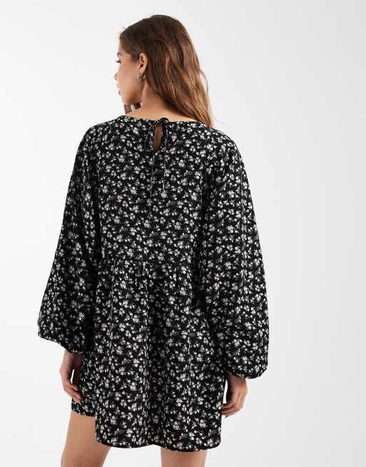 Daisy Street - Vestito grembiule corto a maniche lunghe nero a fiorellini, 2 di 4
