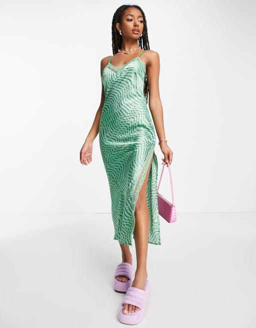 Daisy Street - Vestito sottoveste midi con spalline sottili in raso verde con stampa ondulata e finiture in pizzo 