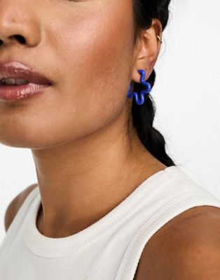 Daisy Street wavy flower earrings in blue