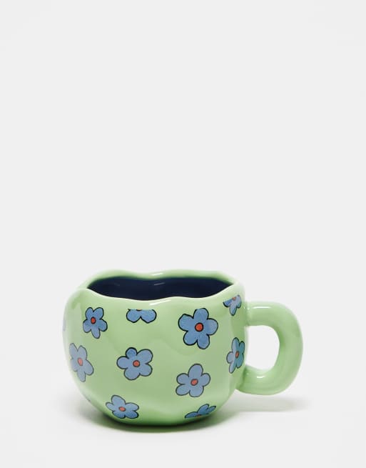 Daisy Street – Wellige Tasse in Grün mit blauem Blumenmuster