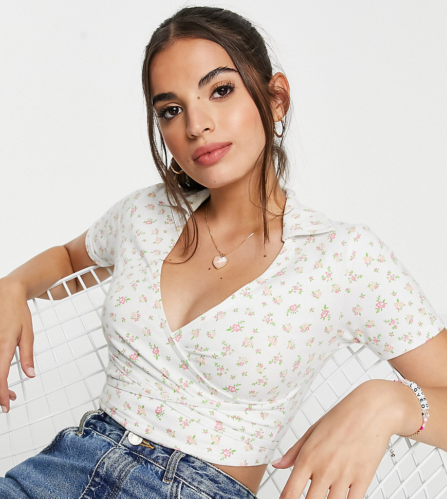 Daisy Street wrap front croptop with tie in 90s floral-White