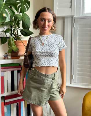 Daisy Street X Chloe Davie - Mini-Cargo-Skort im Wickelstil in verwaschenem Grün