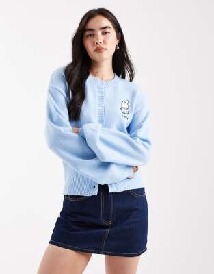 Daisy Street x Miffy - Gesmokte, knapp geschnittene Strickjacke in Blassblau