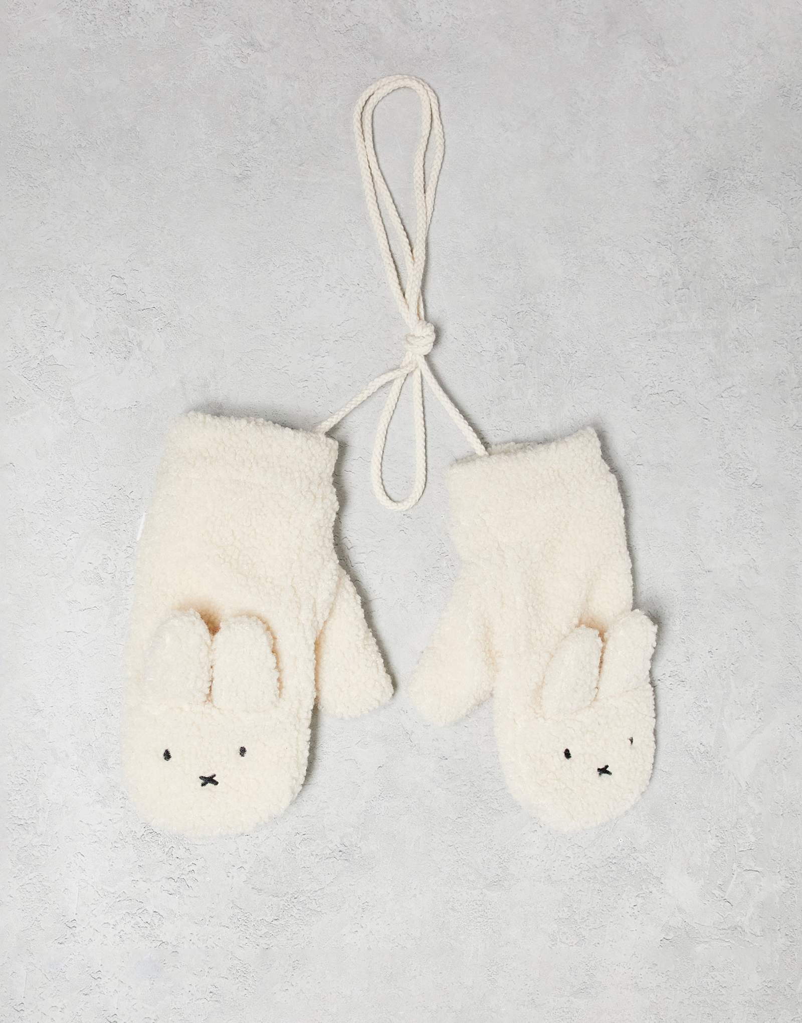 Кремовые варежки на шнурках Daisy Street x Miffy