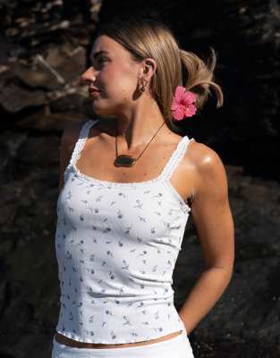 Daisy Street x Molly Mcfarlane - Geripptes Camisole-Oberteil mit Blümchenmuster, Riemchenträgern und Spitzenborte-Bunt
