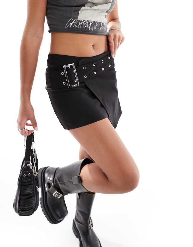 Daisy Street - y2k low rise mini skirt with buckle detail