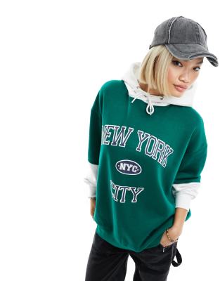 Daisy Street - Zweilagiger Oversize-Kapuzenpullover in Grün und Weiß mit „New York"-Print