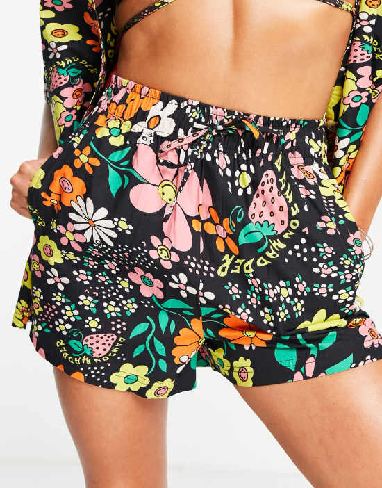https://images.asos-media.com/products/damson-madder-beach-shorts-in-floral-print-part-of-a-set/203054577-1-smileyfloral?$n_550w$&wid=550&fit=constrain