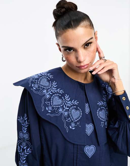 Damson Madder – Juliette – Marinblå blus med broderi och detaljkrage, 2 av 4