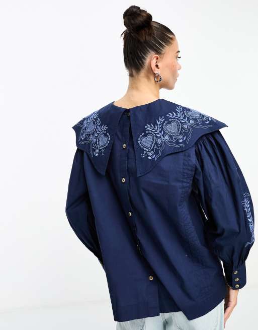 Damson Madder – Juliette – Marinblå blus med broderi och detaljkrage, 3 av 4