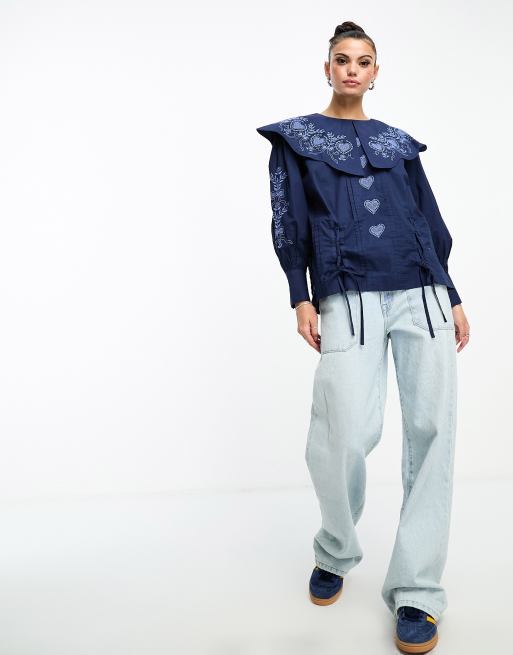 Damson Madder – Juliette – Marinblå blus med broderi och detaljkrage, 4 av 4